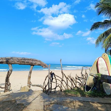 Light House Beach Hut Komari Esterno foto