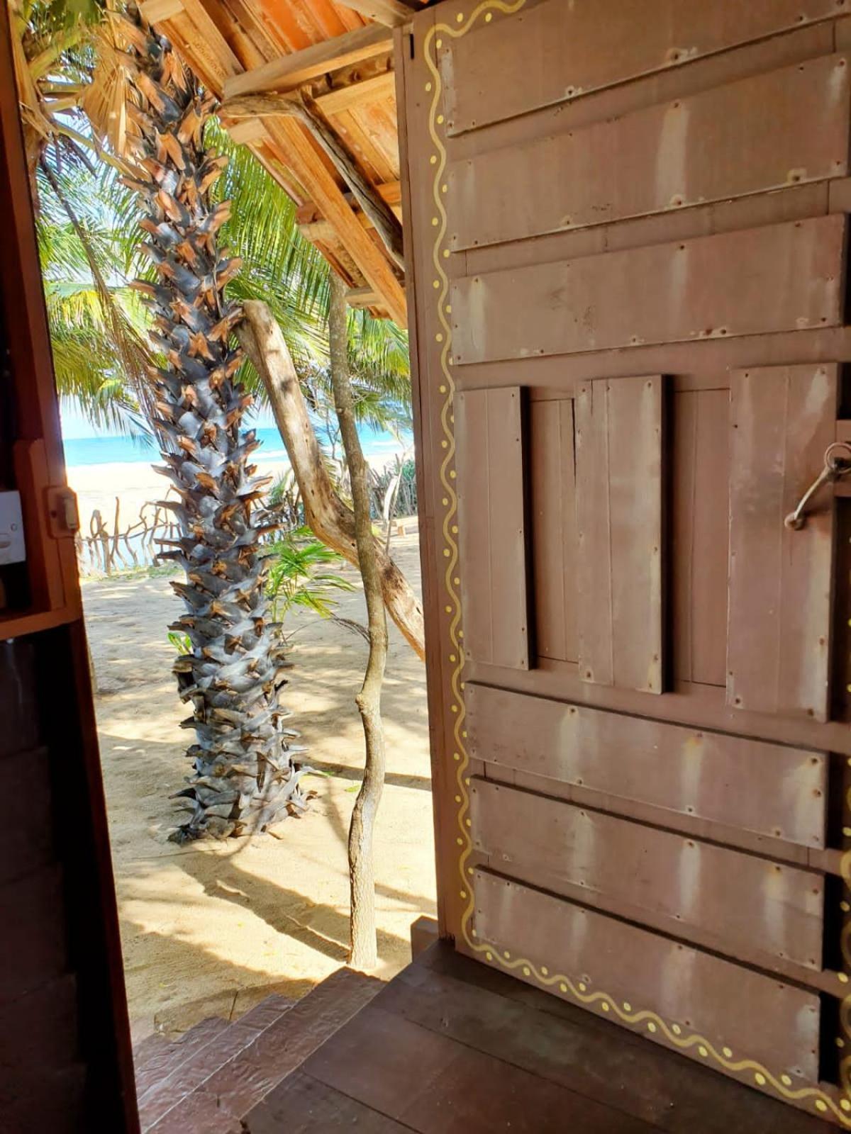 Light House Beach Hut Komari Esterno foto