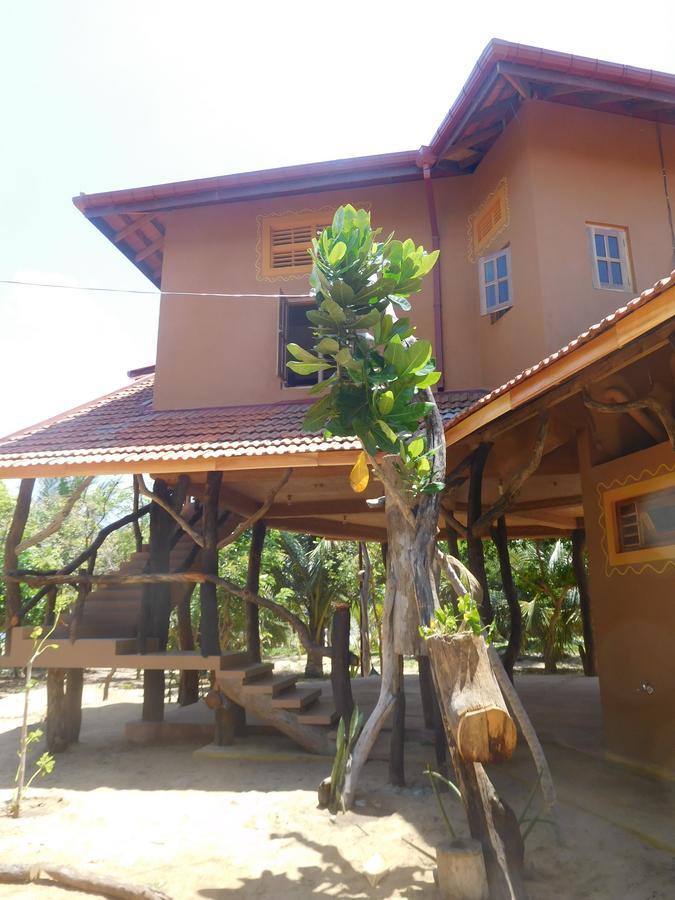 Light House Beach Hut Komari Esterno foto