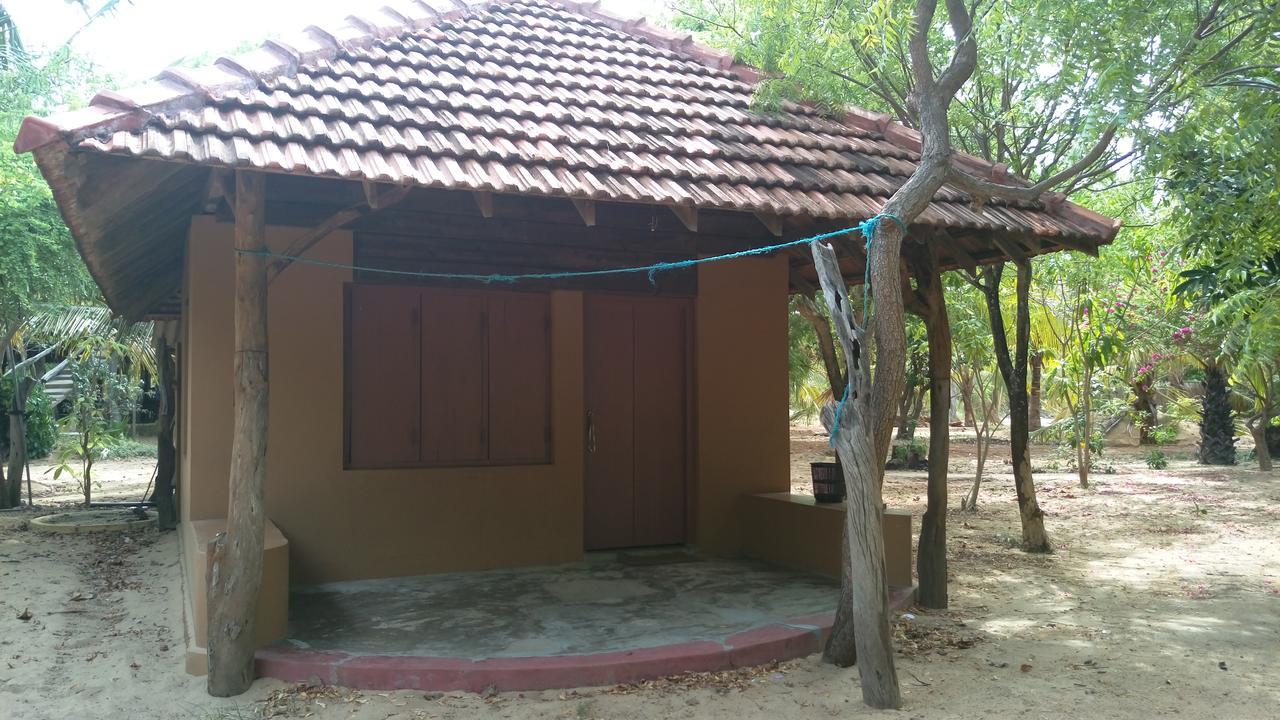 Light House Beach Hut Komari Esterno foto
